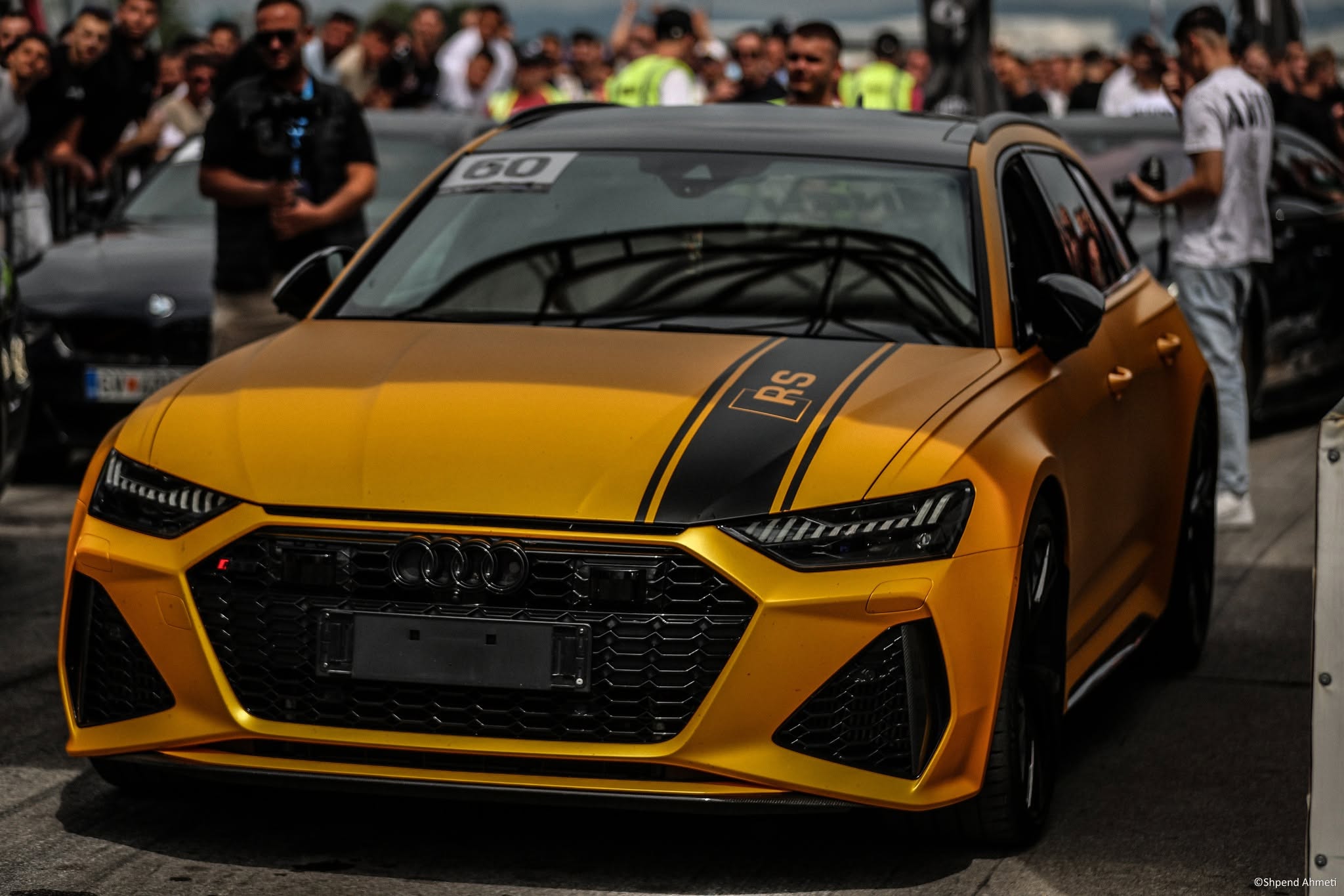 Audi RS7 e verdhë me vija të zeza në vijën e startit të Drag Race