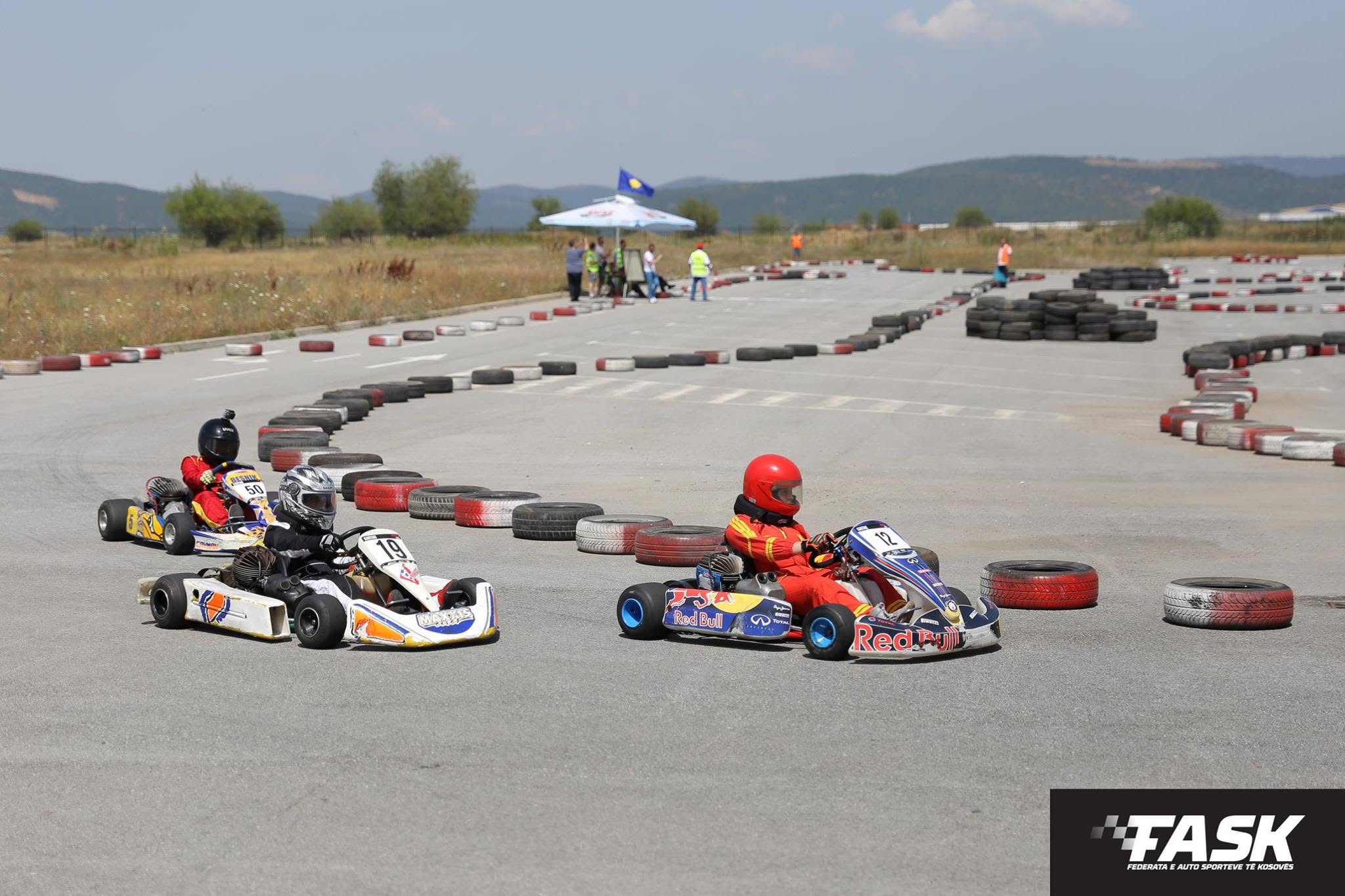 Dy karta garojnë krah për krah në pistën e kartingut