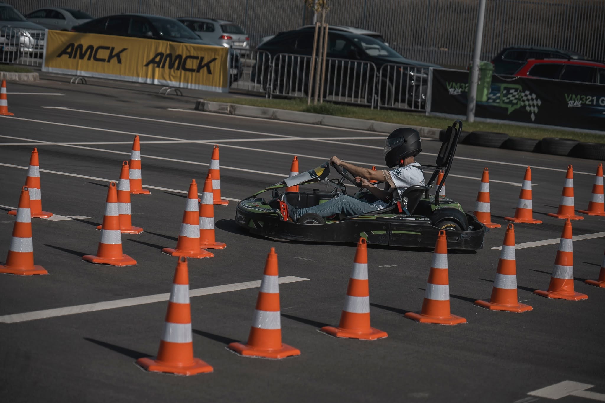 Kart që kalon mes koneve në garën e karting sllallomit