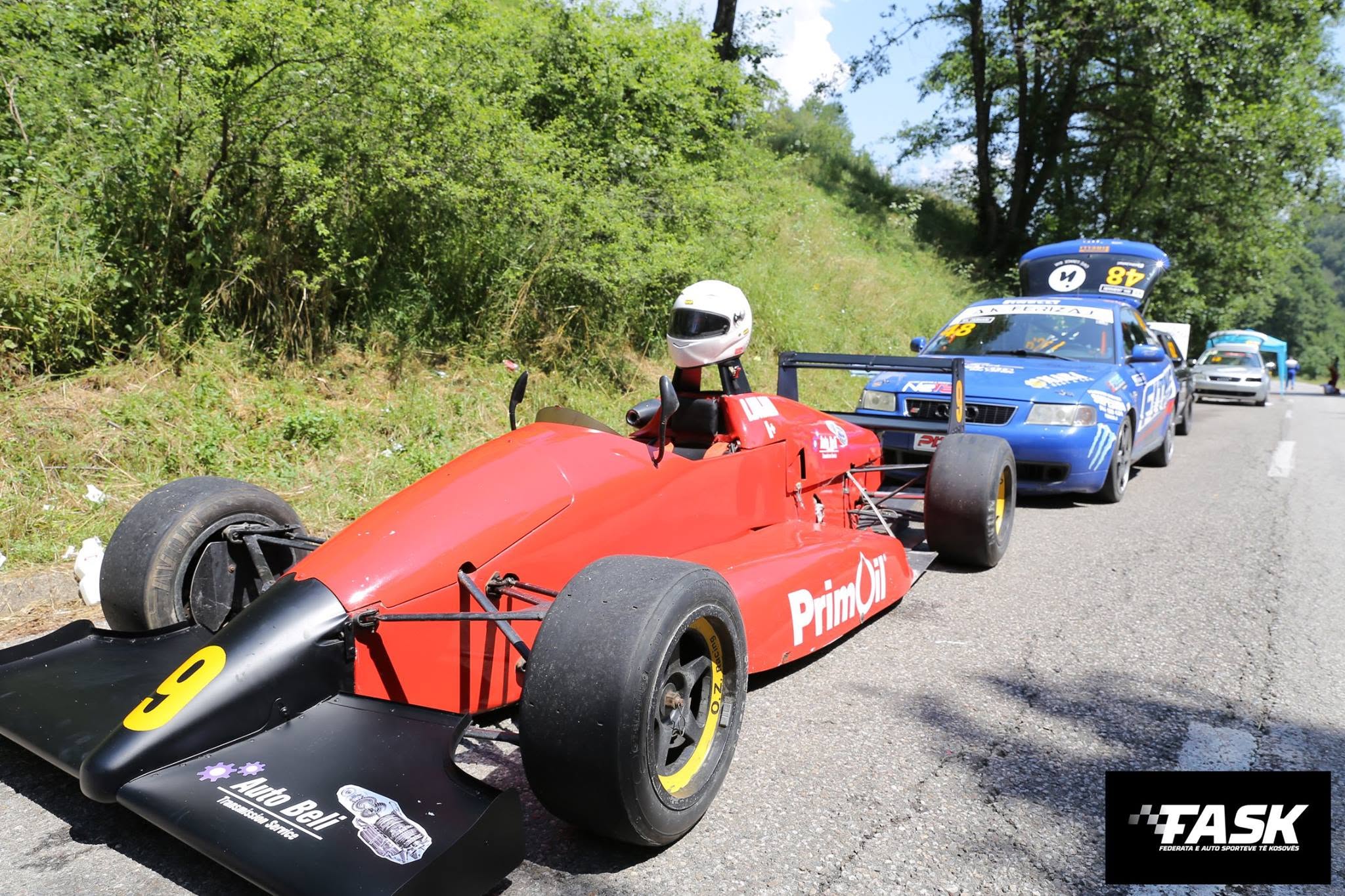 Formula e kuqe në startin e garës malore në Brezovicë, me vetura të tjera në radhë pas saj
