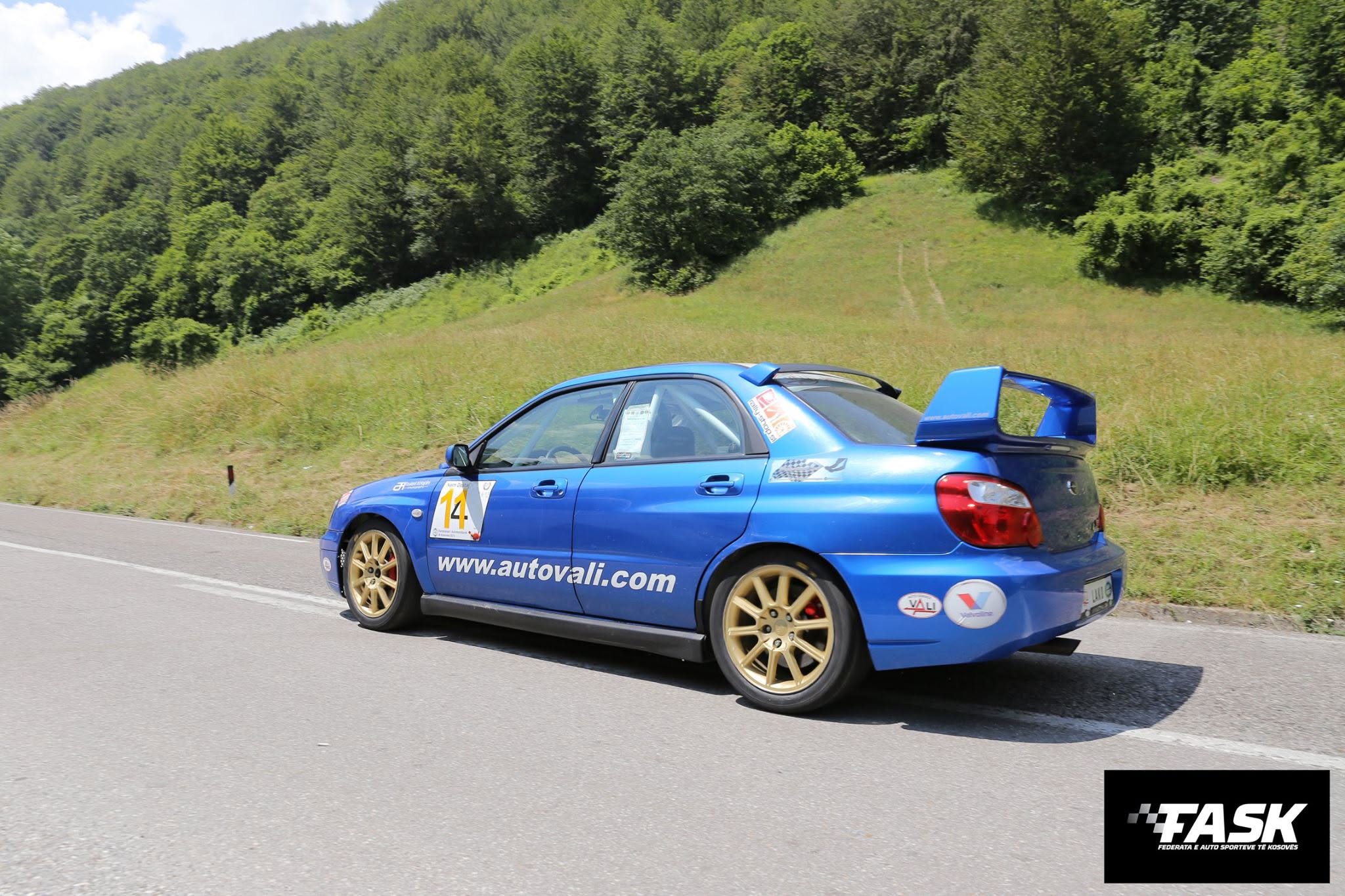 Subaru Impreza blu në garën malore në Brezovicë, mes kodrave të gjelbra