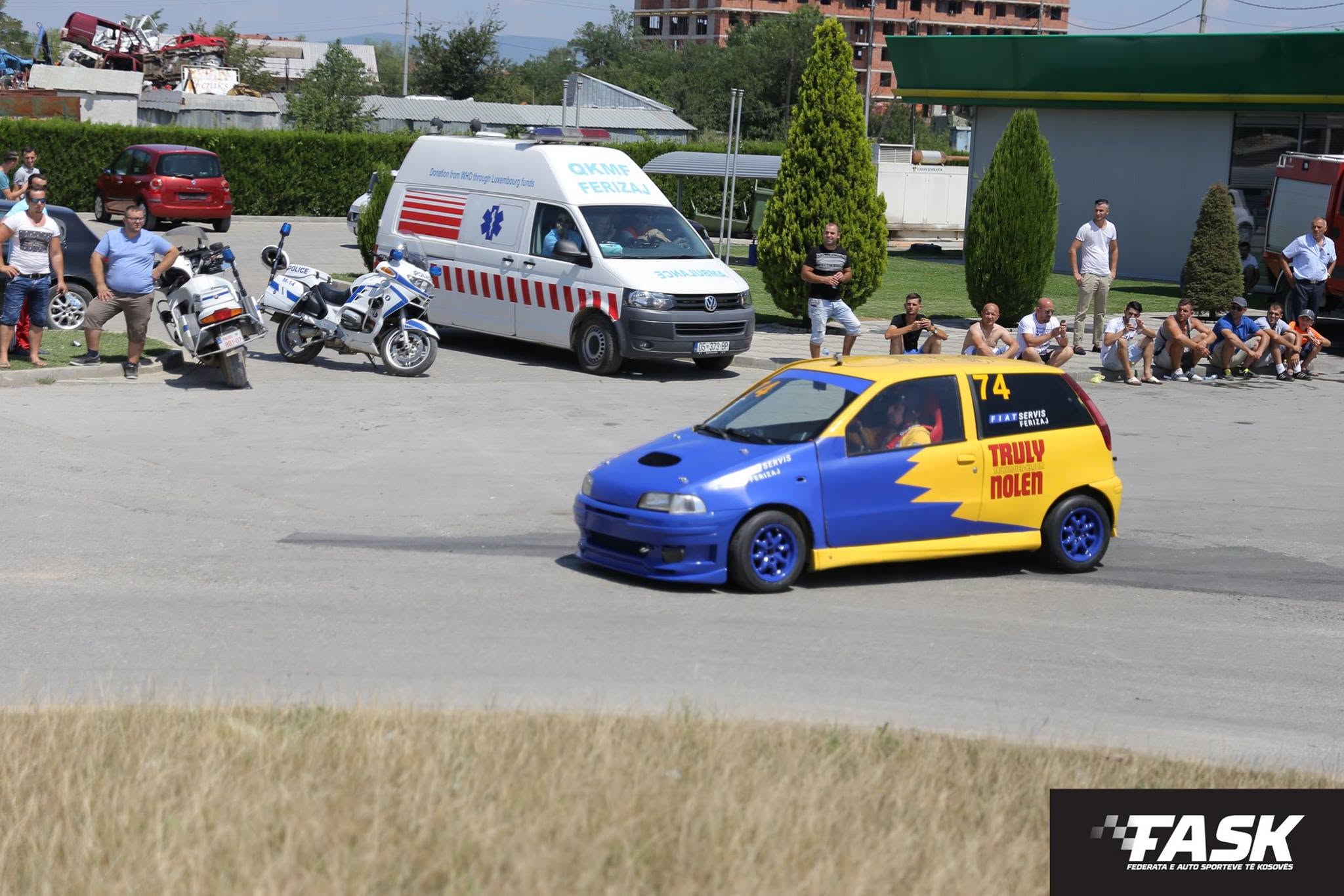 Fiat Punto blu me të verdhë në garën e auto sllallomit në Ferizaj