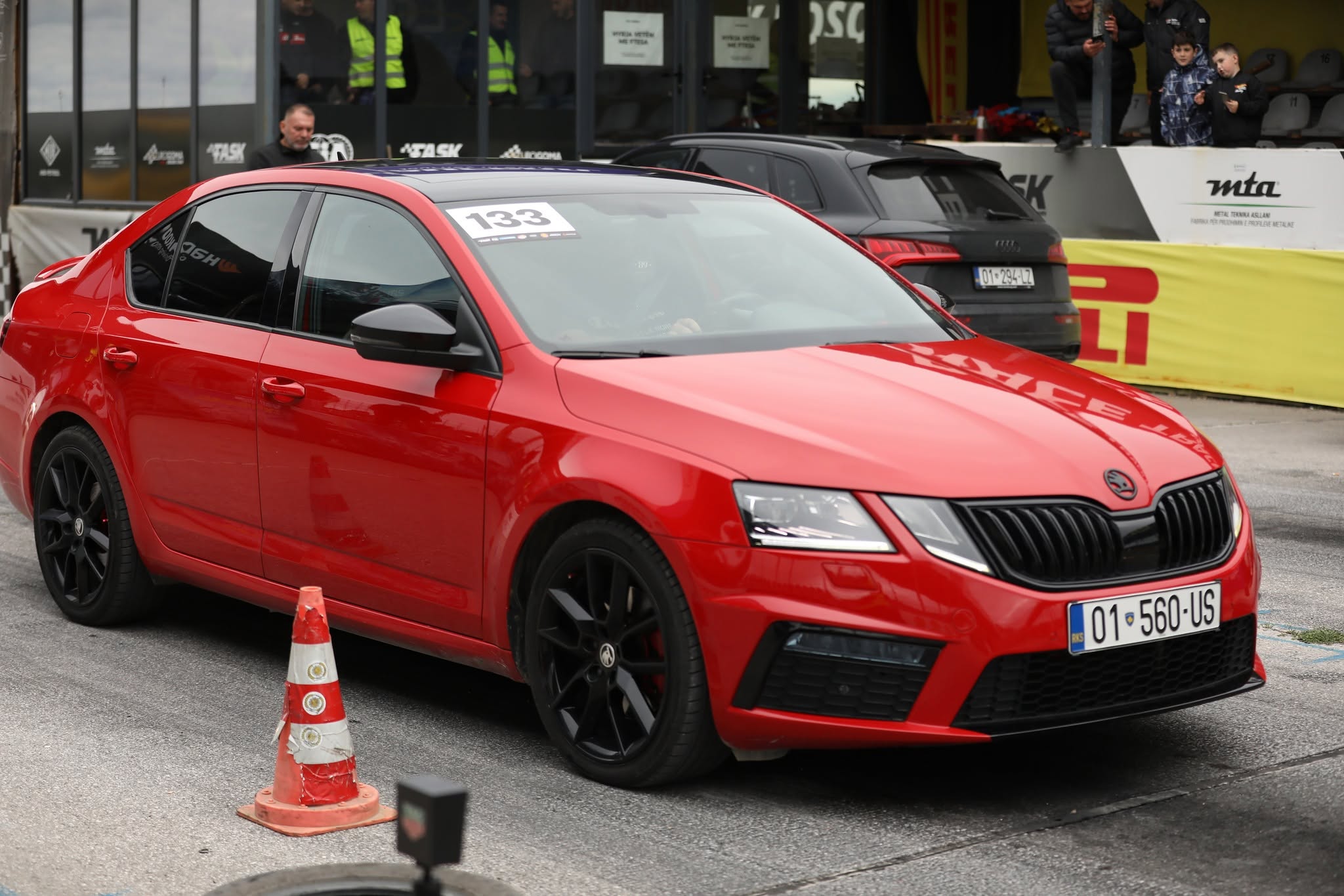 Škoda e kuqe në garën e auto sllallomit në Sllatinë, maj 2026